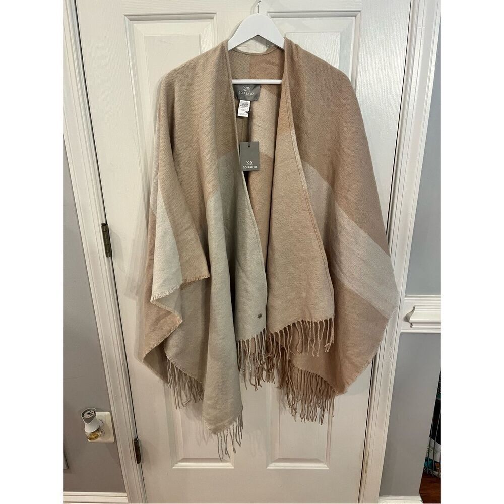 Soia & Kyo Acrylic  Beige Tan & White Color Block  Fringed Cape O/S NWT
